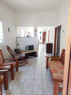 Casa agradável com varanda gradeada
